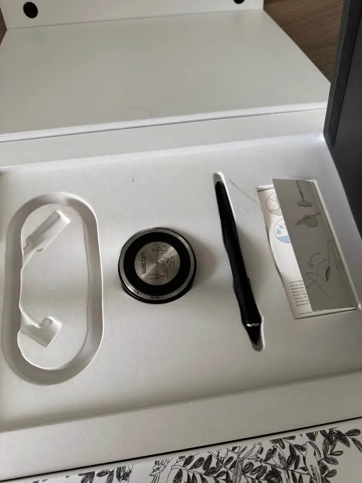 Wacom intuos pro + paper edition (graphic tablet) image indicator(2)