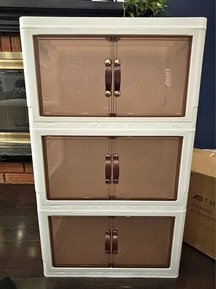 Stackable storage bin with wheels