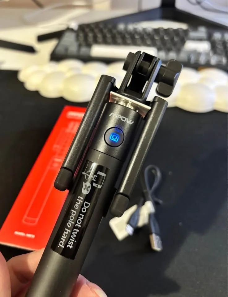 Selfie Stick with Bluetooth image indicator(2)