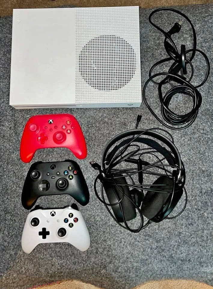 Xbox One S – 1TB | Excellent Condition | Complete Bundle (3 Cont