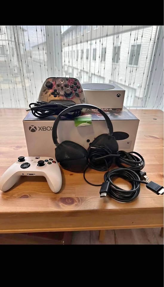 Xbox Series S Bundle (2 Controllers + Headset)