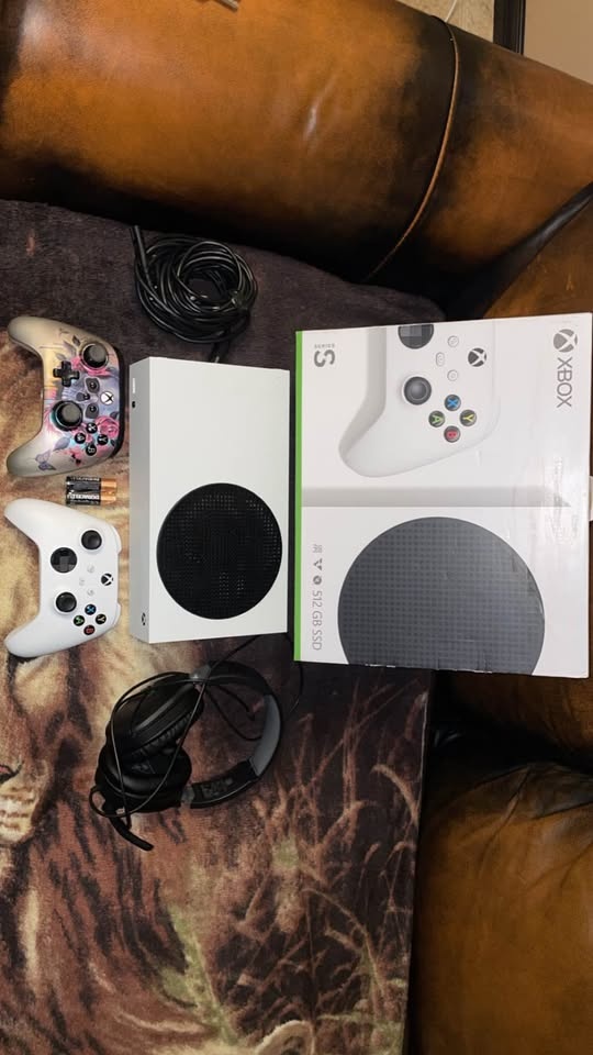 Xbox Series S Bundle (2 Controllers + Headset) - photo 2
