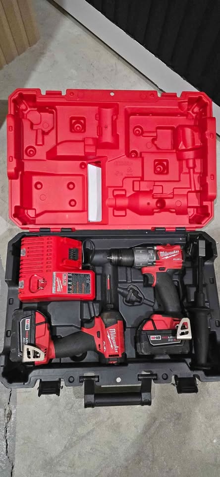 Milwaukee M18 FUEL Combo Kit 2 5AH batteries