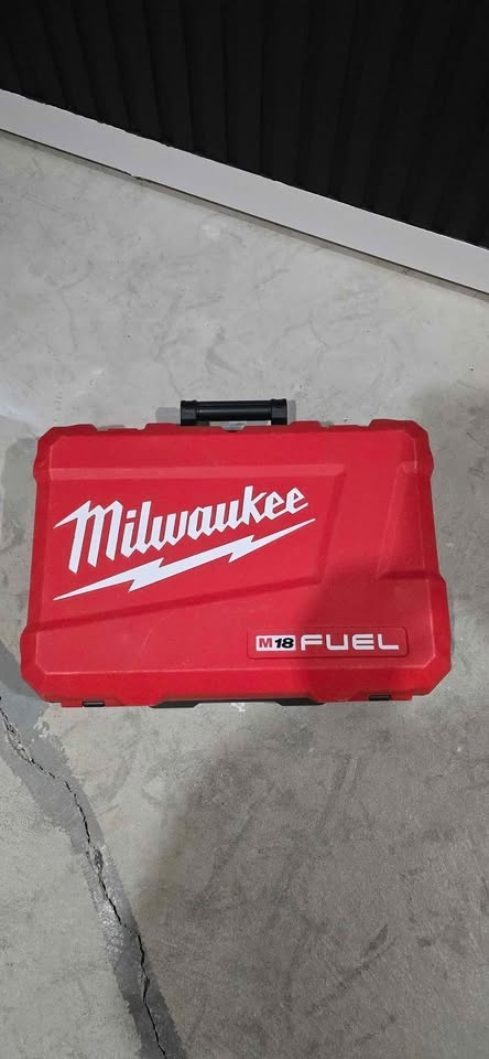 Milwaukee M18 FUEL Combo Kit 2 5AH batteries - photo 3