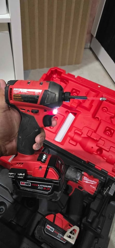 Milwaukee M18 FUEL Combo Kit 2 5AH batteries - photo 4