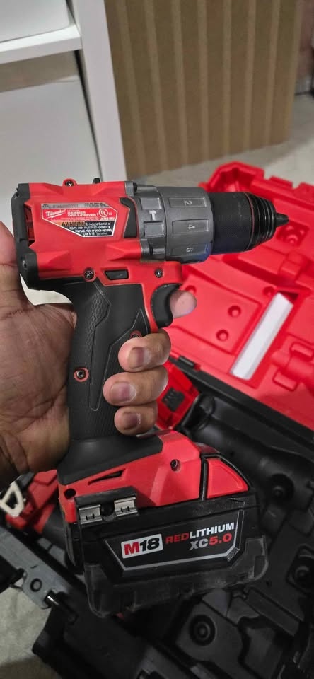 Milwaukee M18 FUEL Combo Kit 2 5AH batteries - photo 5