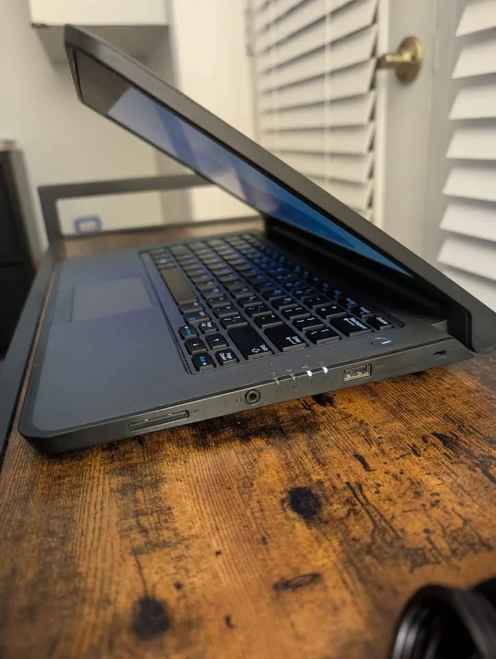 Dell Latitude 3340 – i5 / 8GB RAM / 128GB SSD – 13.3” image indicator(2)