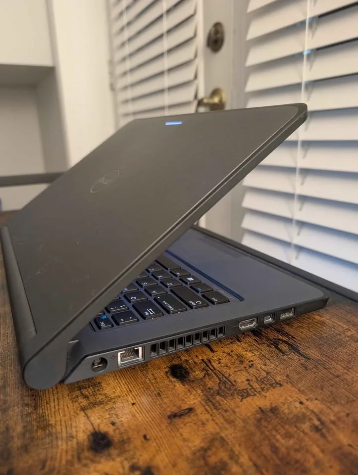 Dell Latitude 3340 – i5 / 8GB RAM / 128GB SSD – 13.3” image indicator(3)