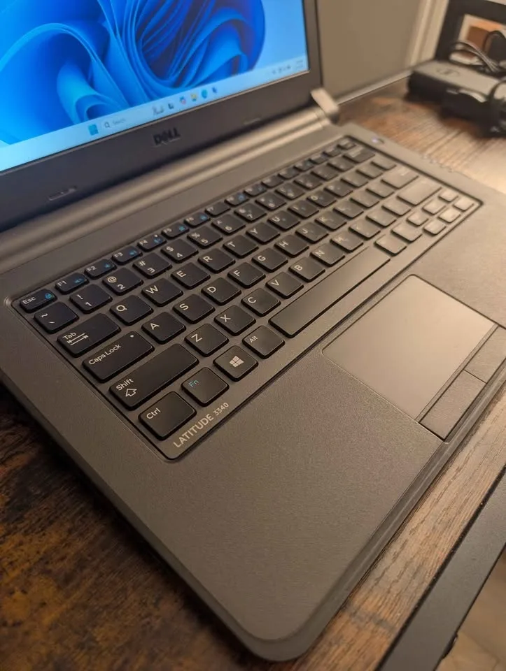 Dell Latitude 3340 – i5 / 8GB RAM / 128GB SSD – 13.3” image indicator(5)