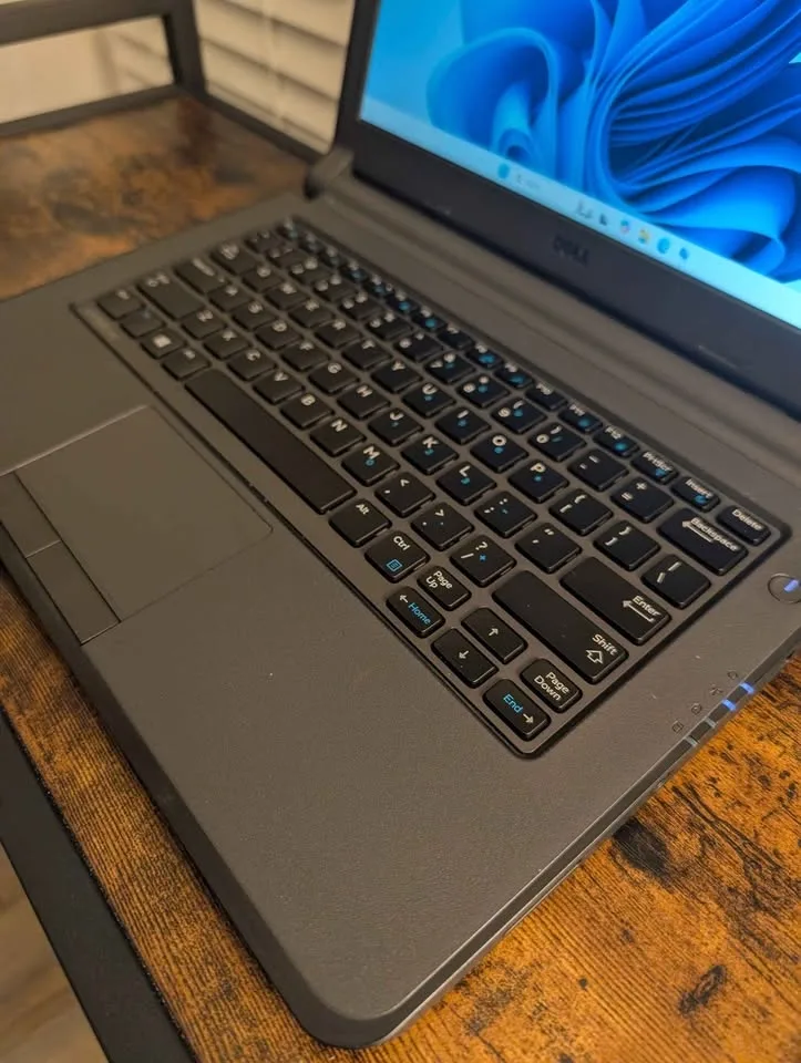 Dell Latitude 3340 – i5 / 8GB RAM / 128GB SSD – 13.3” image indicator(6)