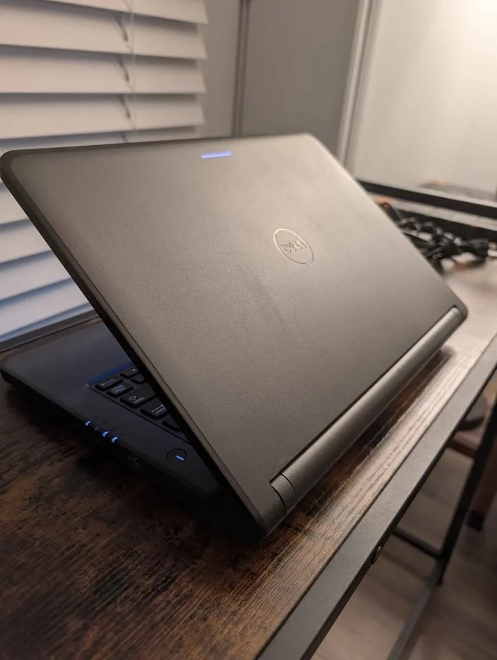 Dell Latitude 3340 – i5 / 8GB RAM / 128GB SSD – 13.3” image indicator(7)