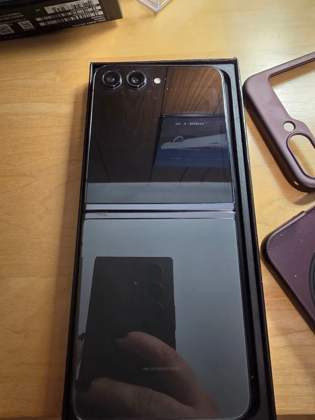 Unlocked Samsung Z Flip 5 image indicator(3)