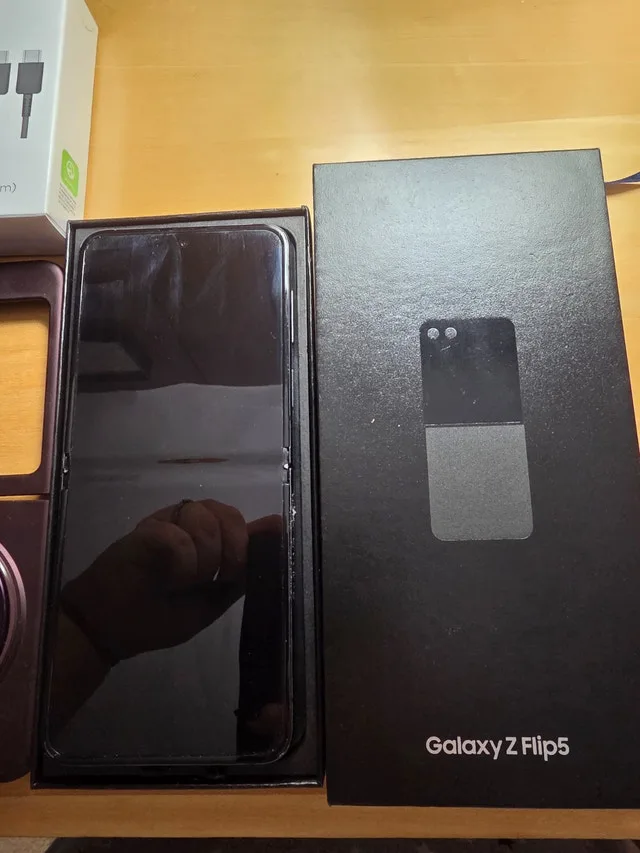 Unlocked Samsung Z Flip 5 image indicator(10)