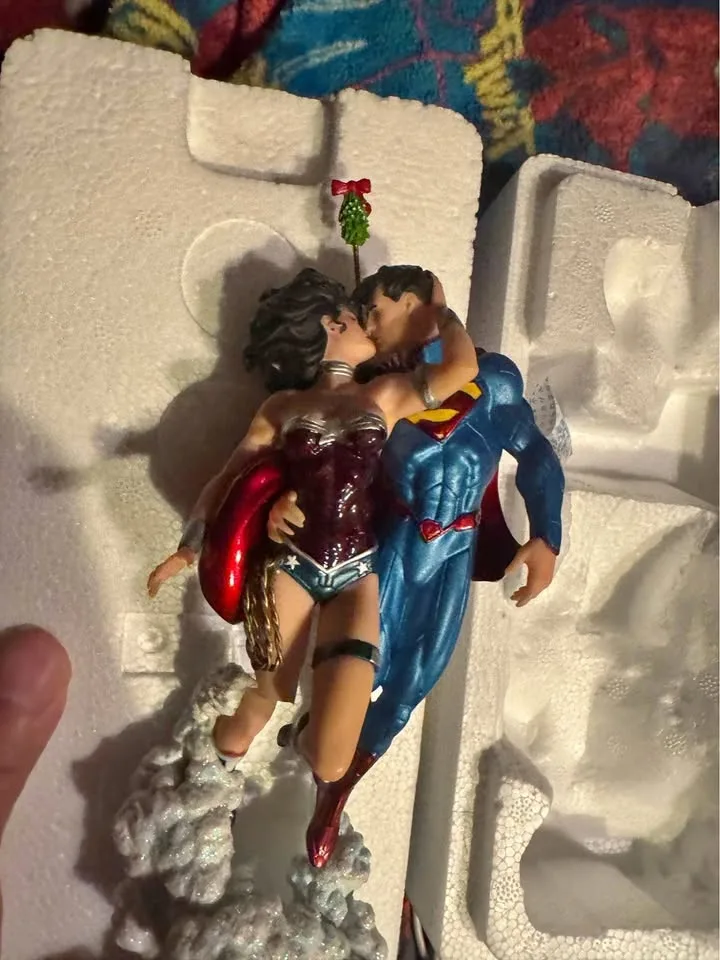 Superman/Wonder Woman damaged Jim Lee sculpture.
