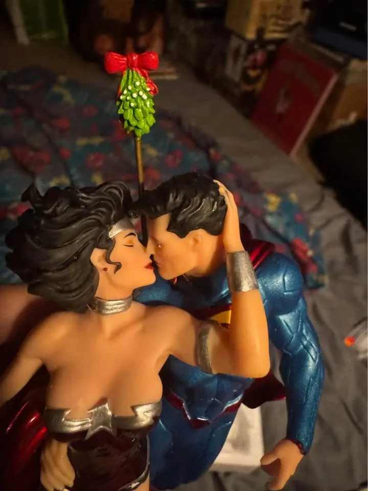 Superman/Wonder Woman damaged Jim Lee sculpture. image indicator(2)