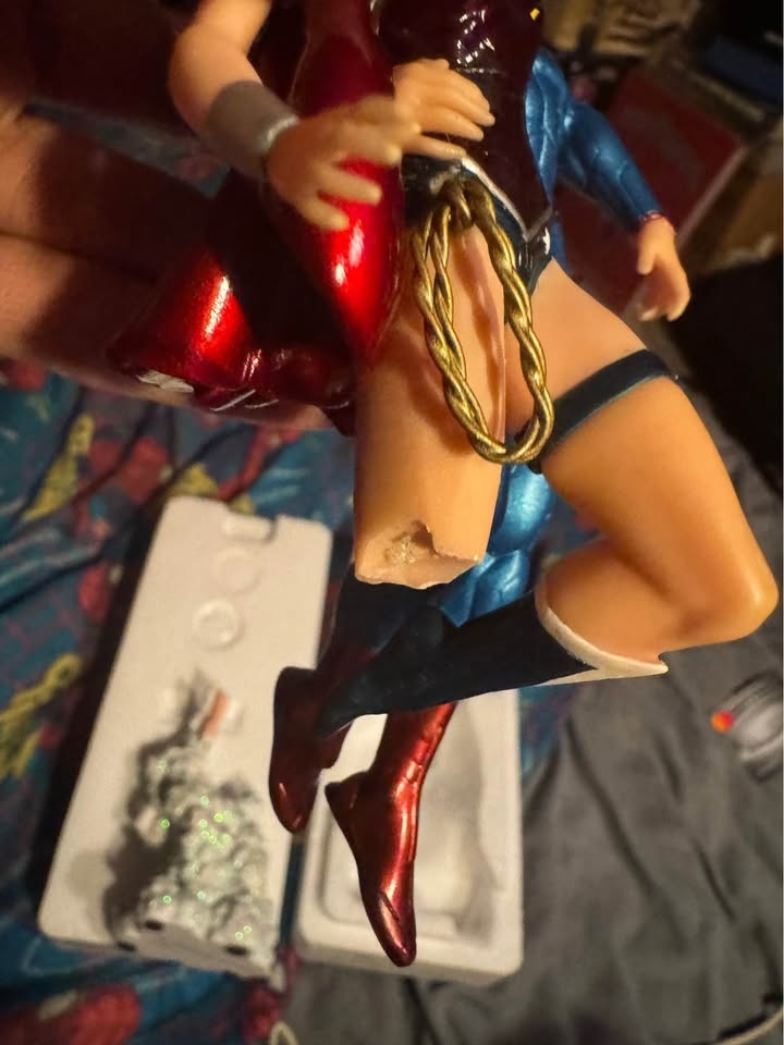 Superman/Wonder Woman damaged Jim Lee sculpture. - photo 3