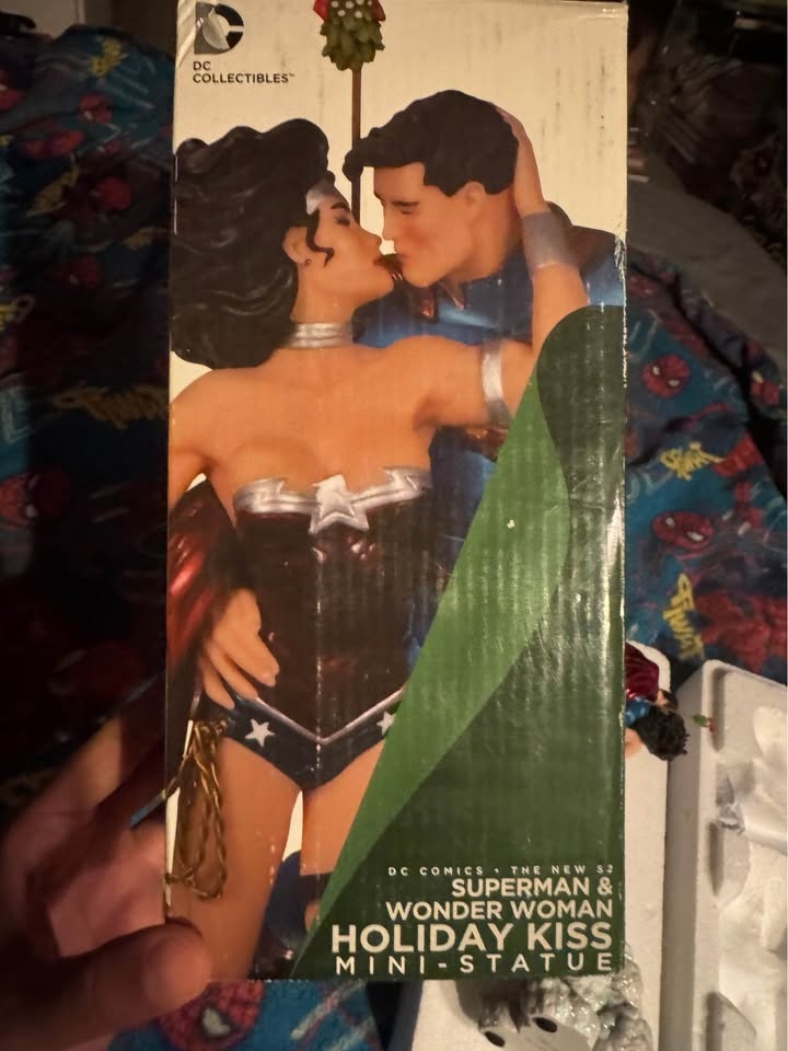 Superman/Wonder Woman damaged Jim Lee sculpture. - photo 5