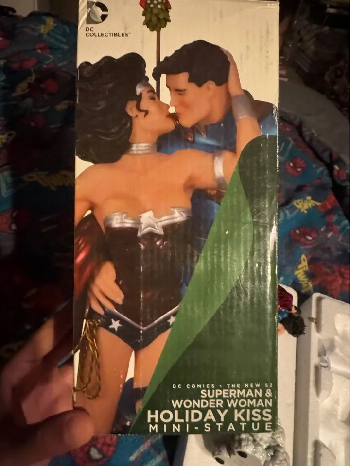 Superman/Wonder Woman damaged Jim Lee sculpture. image indicator(5)