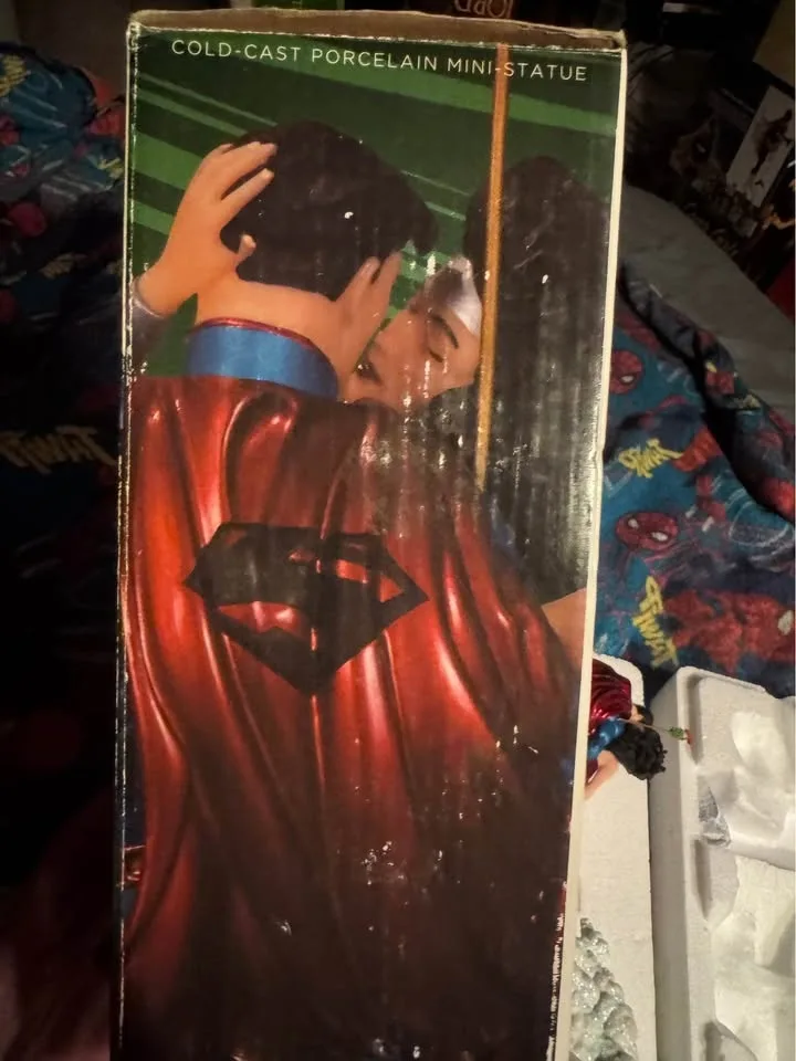 Superman/Wonder Woman damaged Jim Lee sculpture. image indicator(8)