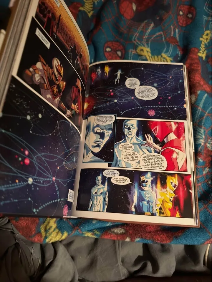 Power Rangers Shattered Grid Deluxe Hardcover. Excellent conditi image indicator(4)