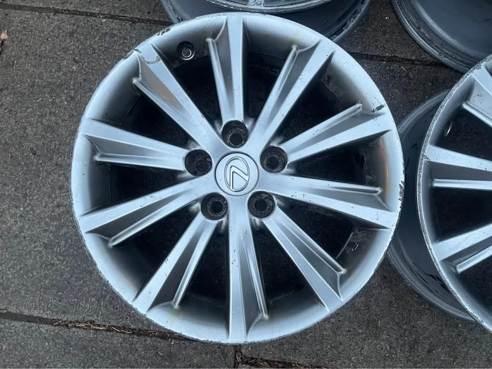 Lexus 17” Wheels image indicator(3)