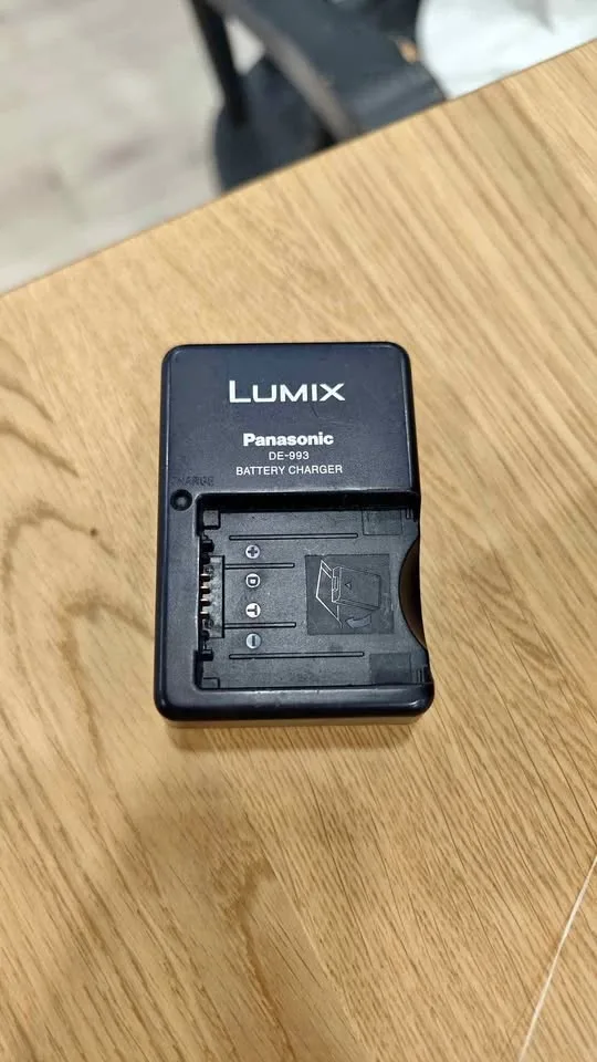 Panasonic lumix DE-993 camera charger