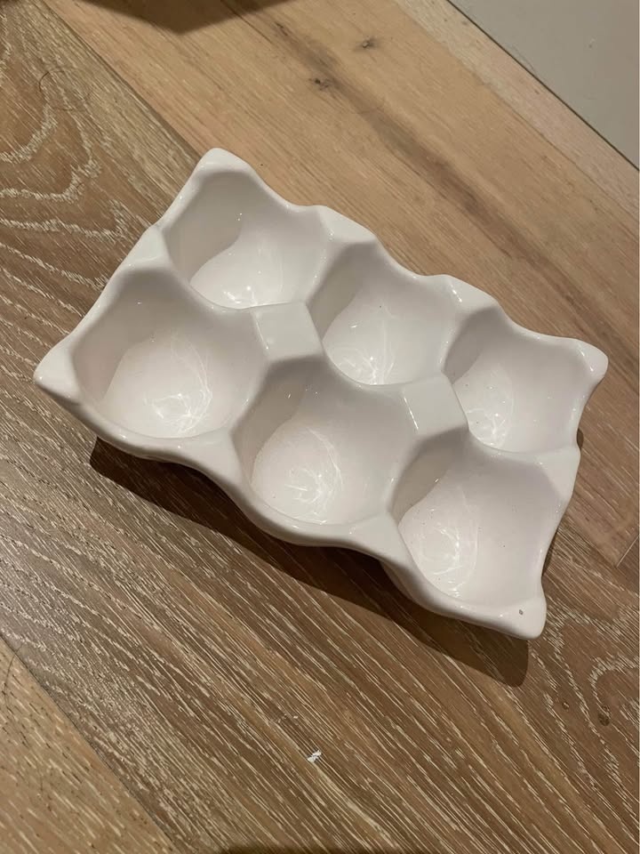 Modern Ceramic Egg Tray – Holds 6 Eggs | White Glazed Stoneware - photo 2