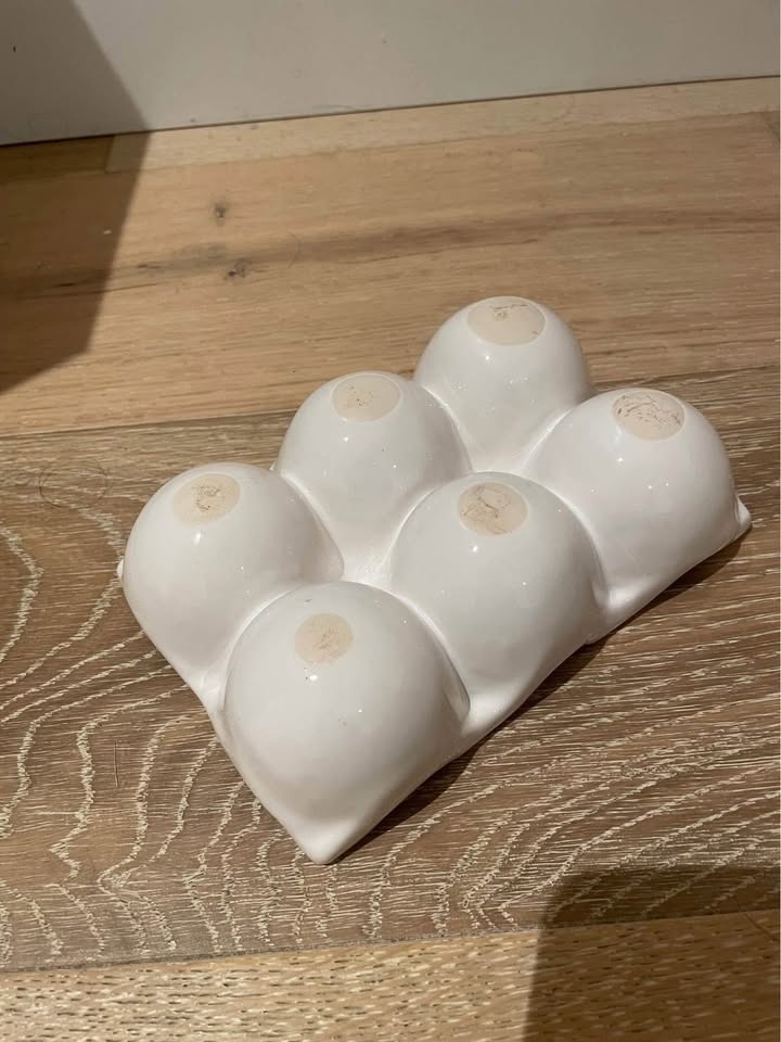 Modern Ceramic Egg Tray – Holds 6 Eggs | White Glazed Stoneware - photo 3