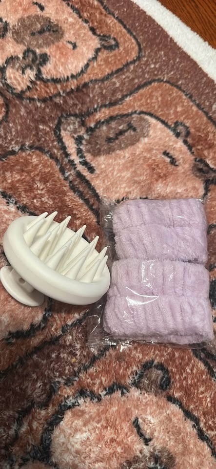 Scalp Massager & Facewash Wristband - photo 3