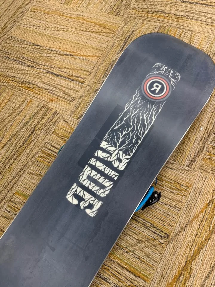 Ride Snowboard 163 cm + Ride Revolt Bindings (Large) – Great Con image indicator(9)
