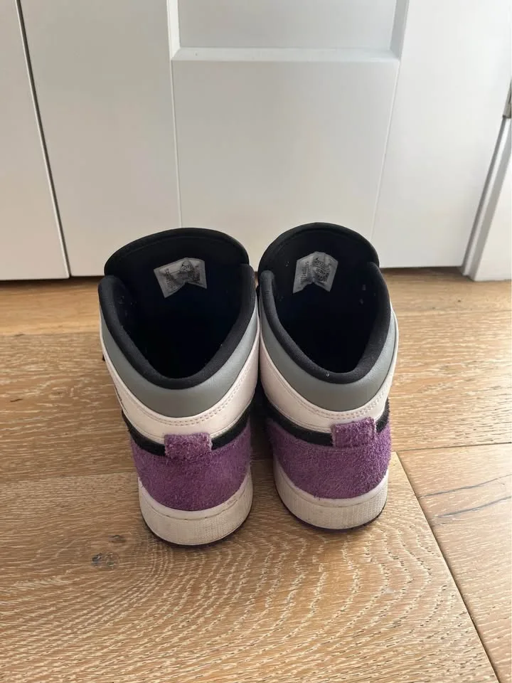Jordan 1 Mid Purple, White and Black image indicator(3)