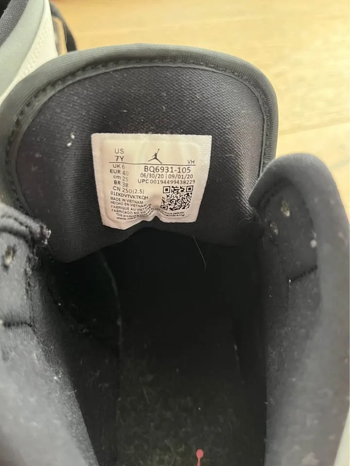 Jordan 1 Mid Purple, White and Black image indicator(4)