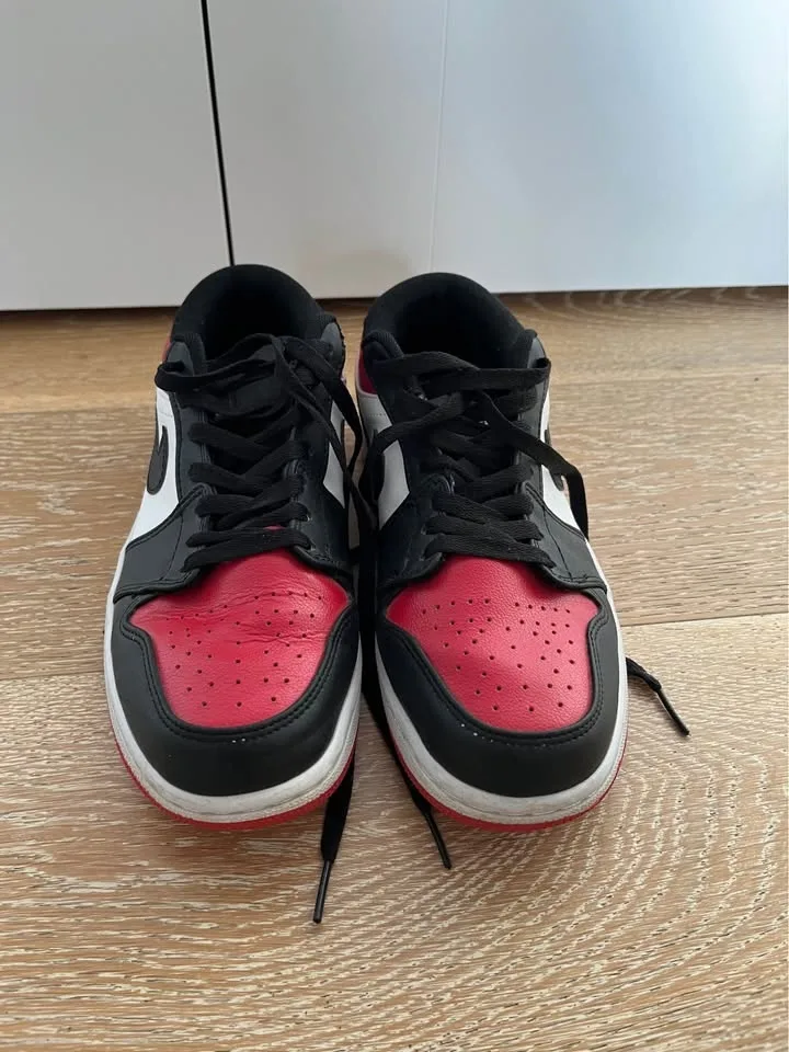Jordan 1 Lows Red, Black and White image indicator(2)