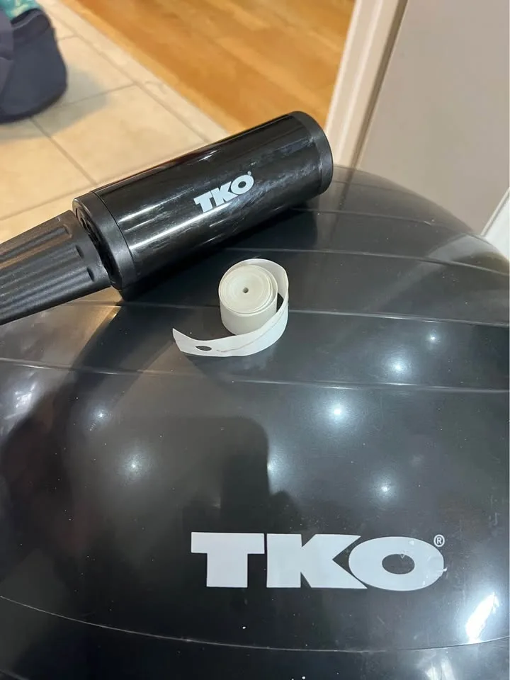 TKO Exercise / Stability Ball with Pump – Like New! image indicator(3)