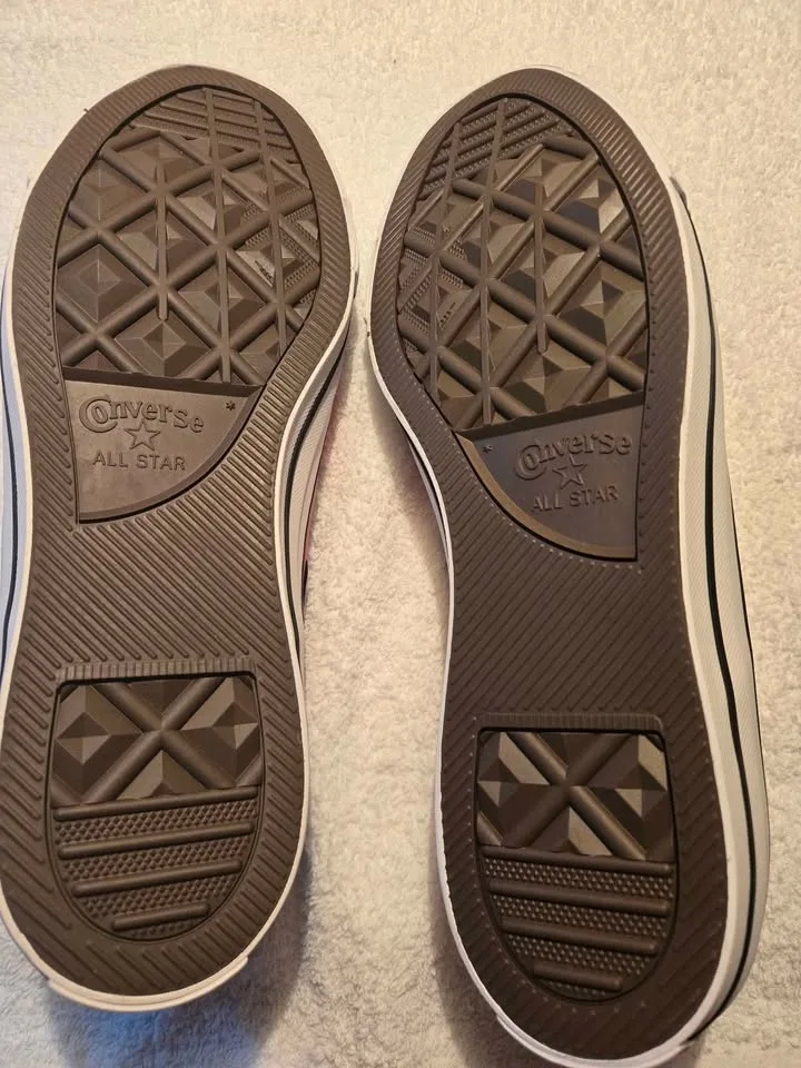 Brand new Converse shoe, mens image indicator(2)