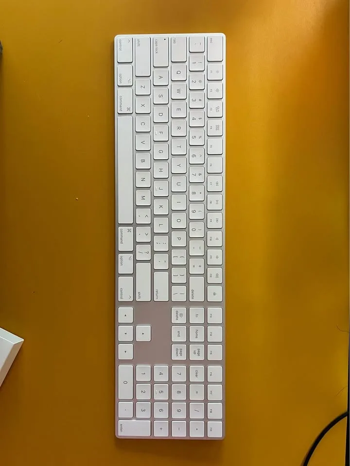 Apple Magic Keyboard with Numeric Keypad image indicator(2)