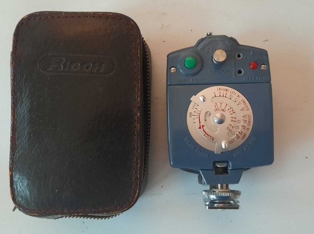 Vintage Ricoh Flash in leather case - photo 2