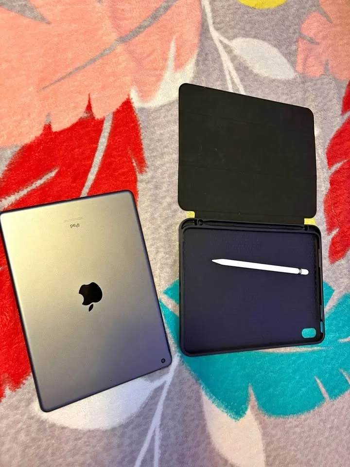 IPAD Air. 8th Gen /. Apple pencil /. Ipad Case
