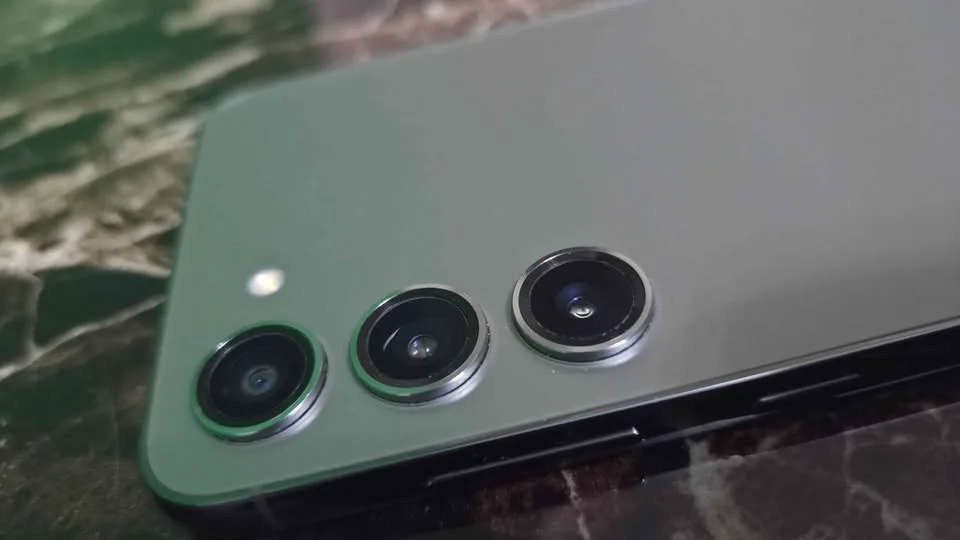 Samsung Galaxy S23 Phone + Otterbox Defender Case image indicator(6)