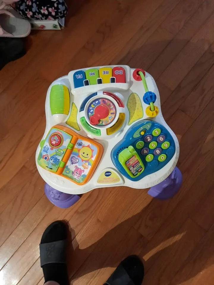 Stand & play with working lights and sounds.