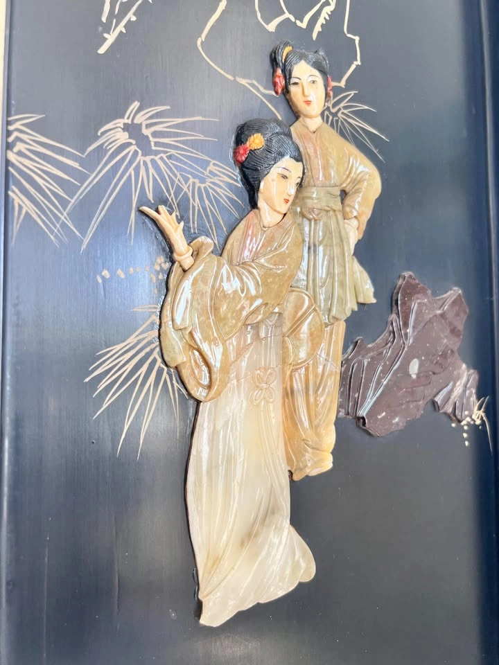 ⚡️RARE FIND⚡️ Vintage Black Lacquer & Jade Wall Art - photo 3