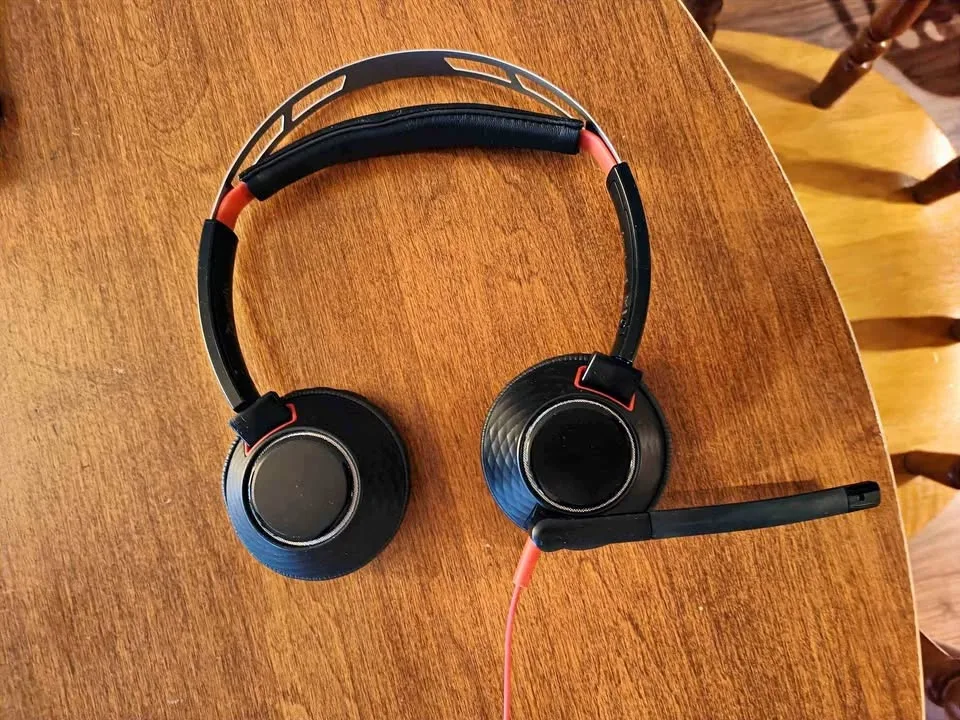 Poly Wired Over-ear Headphones with Microphone gaming studying W