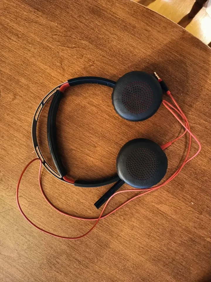 Poly Wired Over-ear Headphones with Microphone gaming studying W image indicator(2)