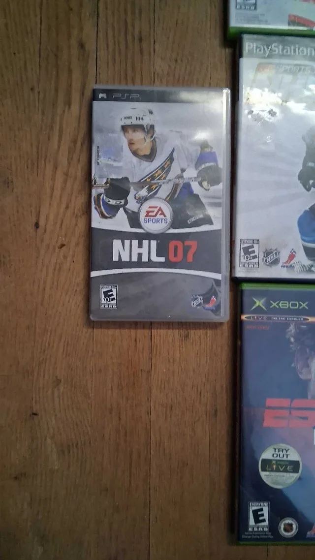 Lot of 17 NHL video games image indicator(2)