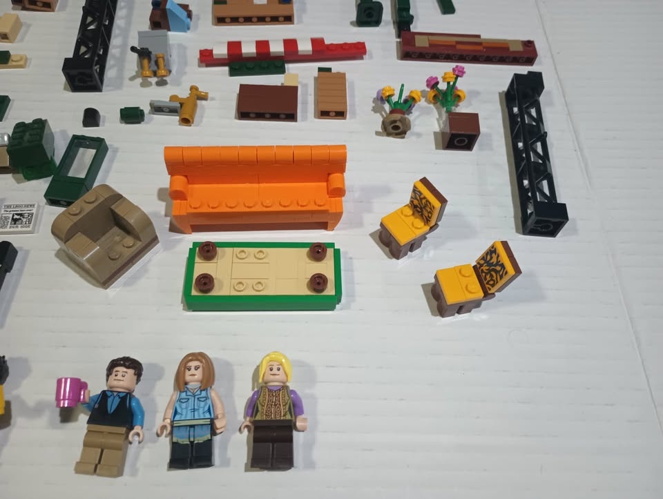 Lot of Lego Friends TV Series Central Perk Minifigs - photo 3