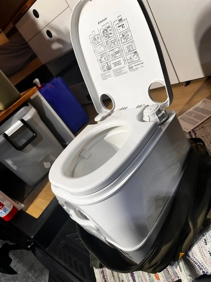 Dometic Portable Toilet – Used Once – Excellent Condition image indicator(4)