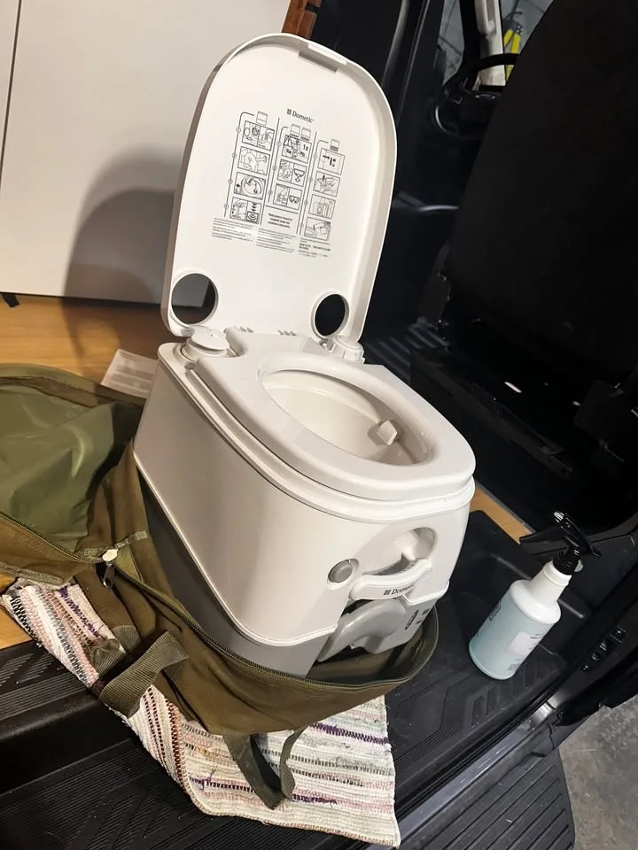 Dometic Portable Toilet – Used Once – Excellent Condition image indicator(5)