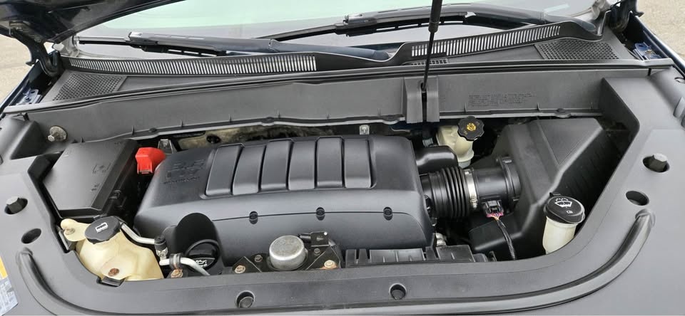 2011 Chevrolet Traverse · LS Sport Utility 4D - photo 2