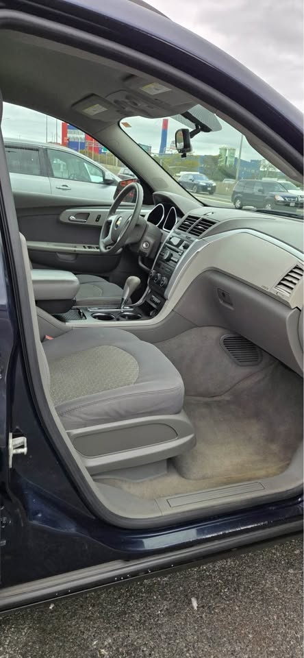 2011 Chevrolet Traverse · LS Sport Utility 4D - photo 5