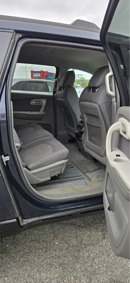 2011 Chevrolet Traverse · LS Sport Utility 4D image indicator(6)